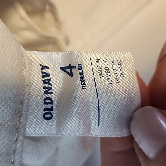 Old Navy regular fit white distressed jeans. Size 4 - Picture 6 of 7